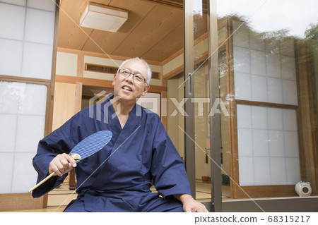 老人在門廊上扇扇子 老人在門廊上扇扇子 68315217