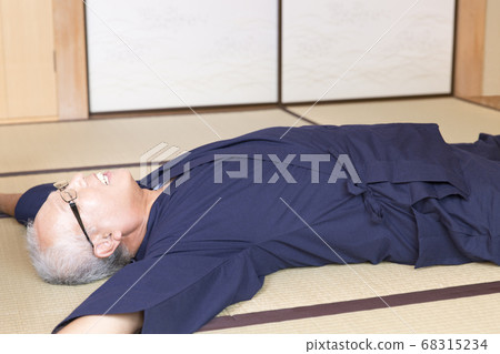 老人躺在日式房間 68315234