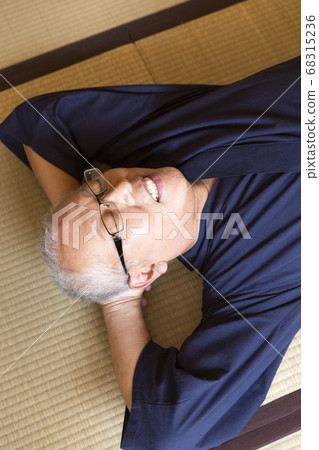 Senior man lying in a Japanese-style room 68315236