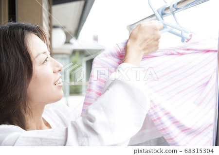 掛衣服的女人 68315304