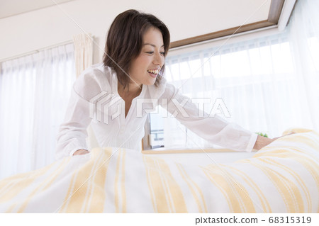 A woman preparing a futon 68315319