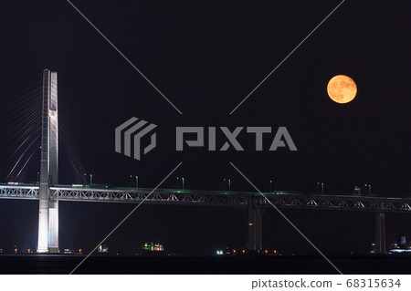 橫濱港升起的紅月亮 68315634