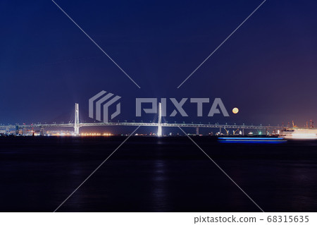 橫濱港升起的紅月亮 68315635