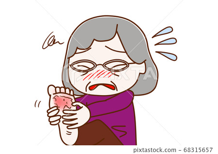 An elderly woman who is itchy and spicy with athlete's foot 68315657