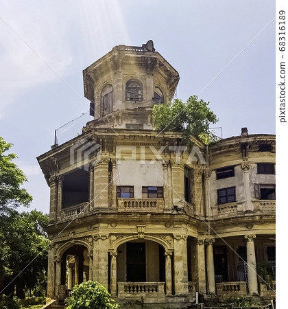 Old residential building in Havana, Cuba  68316189