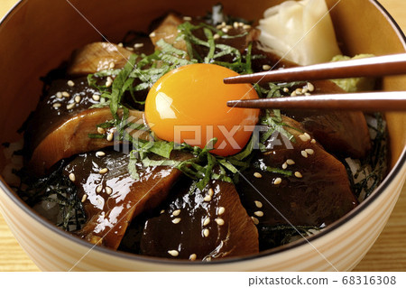 用加里，芥末和切碎的海藻搗碎醃製魚的蛋黃 68316308