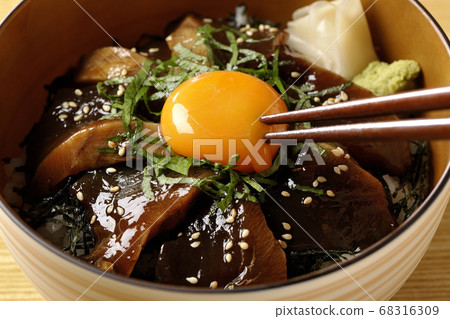 用加里，芥末和切碎的海藻搗碎醃製魚的蛋黃 68316309