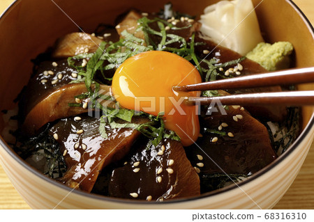 用加里，芥末和切碎的海藻搗碎醃製魚的蛋黃 68316310