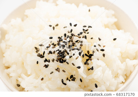 Rice sprinkled with sesame salt. (White background) Rice sprinkled with sesame salt. (White background) 68317170