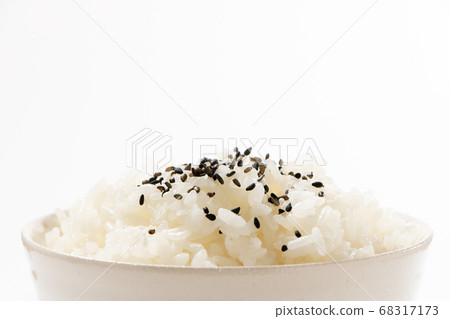 Rice sprinkled with sesame salt. (White background) Rice sprinkled with sesame salt. (White background) 68317173