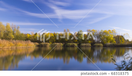 Autumn in Bedfont Lake Country Park, London, United Kingdom Autumn in Bedfont Lake Country Park, London, United Kingdom 68318375