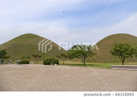 在慶州的大陵苑附近漫步 在慶州的大陵苑附近漫步 68318989