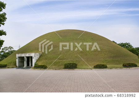 Walk around Daereungwon in Gyeongju 68318992