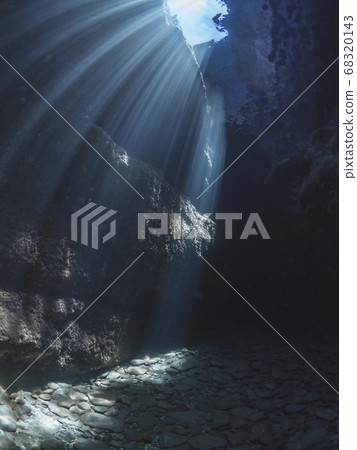 Underwater cave and sunlight 68320143