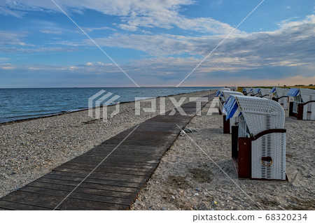 Empty beach cabins on a deserted beach. 68320234