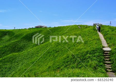 夏天的阿蘇飛升山，充滿生機的綠地和藍天 68320240