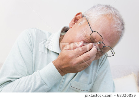 Senior man with eyestrain 68320859