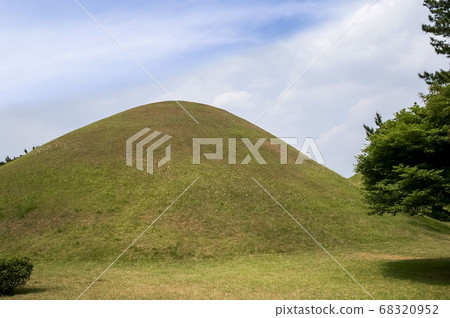 Walk around Daereungwon in Gyeongju Walk around Daereungwon in Gyeongju 68320952