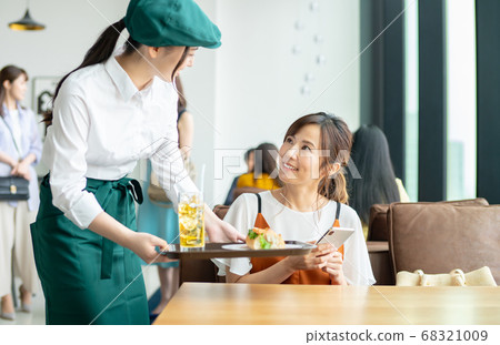 咖啡廳店員和年輕女子 68321009