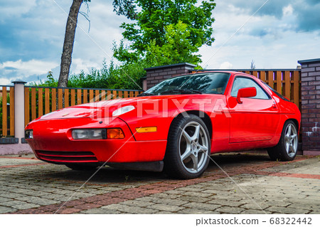 Porsche 928 - Luxury Grand Tourer Produced by Porsche AG 68322442