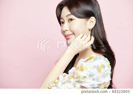 美麗的花朵在綠色背景上 美麗的花朵在綠色背景上 68322603