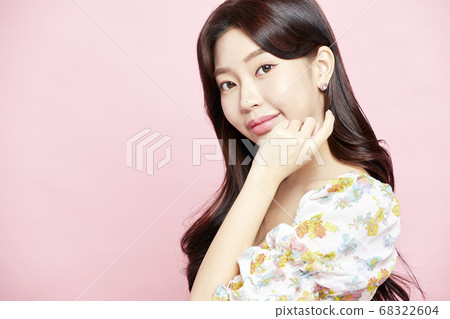 美麗的花朵在綠色背景上 68322604