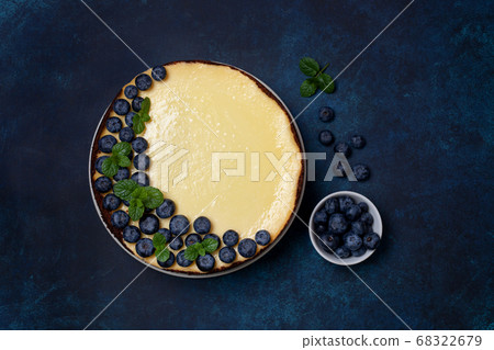 lemon cheesecake with blueberries 68322679