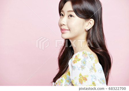 美麗的花朵在綠色背景上 68322700