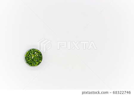 Small green onion in the cocotte seen from above Put the sliced all-purpose green onion in the cocotte Small green onion in the cocotte seen from above Put the sliced all-purpose green onion in the cocotte 68322746