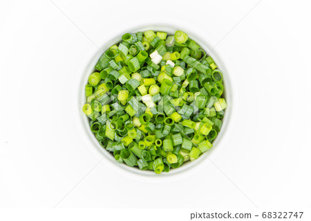 Small green onion in the cocotte seen from above Put the sliced all-purpose green onion in the cocotte Small green onion in the cocotte seen from above Put the sliced all-purpose green onion in the cocotte 68322747