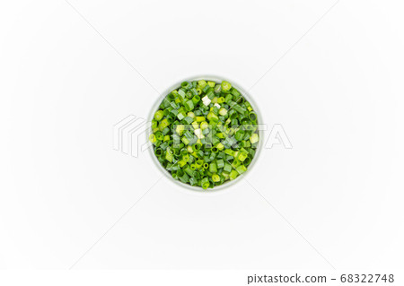 Small green onion in the cocotte seen from above Put the sliced all-purpose green onion in the cocotte Small green onion in the cocotte seen from above Put the sliced all-purpose green onion in the cocotte 68322748