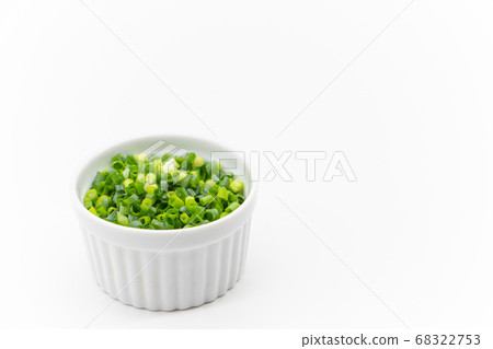 從上方看可可豆中的小蔥將切成薄片的通用蔥放入可可豆中 68322753