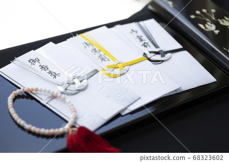 Several kinds of gift bags and beads Several kinds of gift bags and beads 68323602