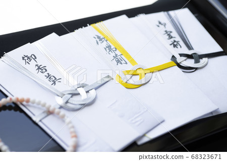 Several kinds of gift bags and beads 68323671