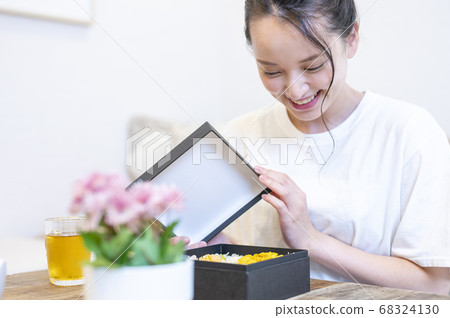 女人看著花盒 女人看著花盒 68324130