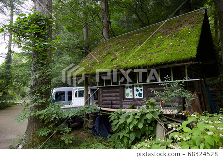 A hut with moss on the roof Karasugawa Gorge Green Space Azumino City, Nagano Prefecture 68324528