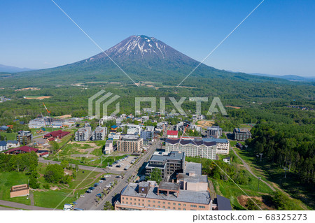 新雪谷比羅夫地區的城市景觀和北海道的月鐵山/俱知安町 新雪谷比羅夫地區的城市景觀和北海道的月鐵山/俱知安町 68325273