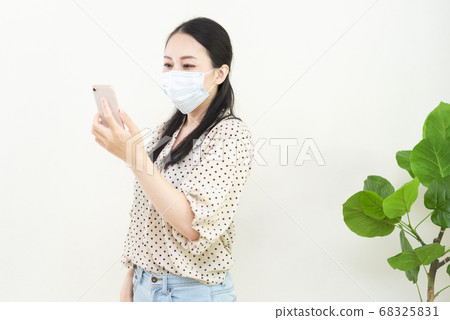 智能手機戴著面具的女人 智能手機戴著面具的女人 68325831