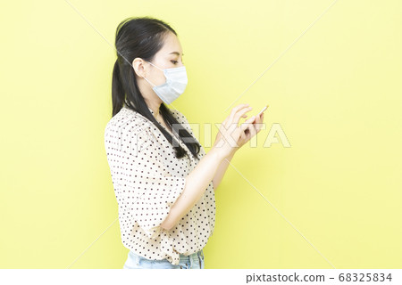 智能手機戴著面具的女人 智能手機戴著面具的女人 68325834