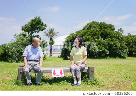 Elderly people who have a social distance and have a conversation 68326263