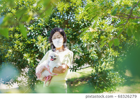 有社交距離並進行交談的老年人 有社交距離並進行交談的老年人 68326279