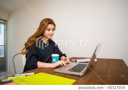 適合職業女性的筆記本電腦共享辦公空間 68327059