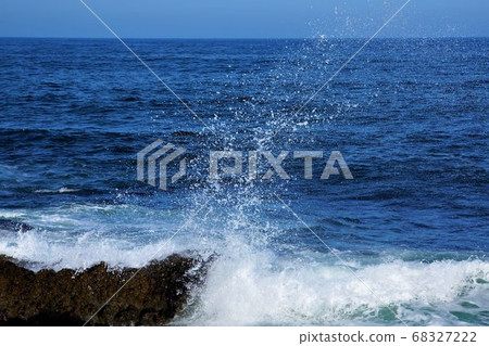 Kitaibaraki/Iura Coast Geosite-Beautiful scenic spot with beautiful blue sky, blue sea, and splashing white waves Kitaibaraki/Iura Coast Geosite-Beautiful scenic spot with beautiful blue sky, blue sea, and splashing white waves 68327222