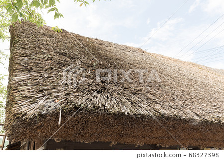 Thatched roof 68327398