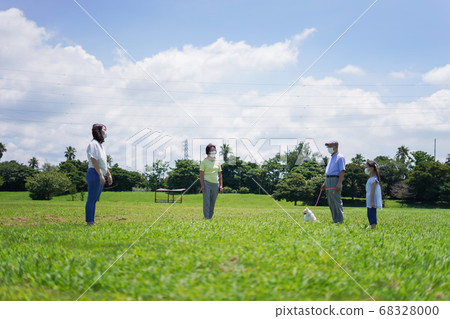 People who keep a distance and communicate 68328000