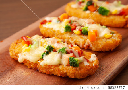 Baked cheese hash potatoes 68328717
