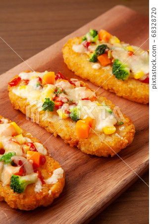 Baked cheese hash potatoes Baked cheese hash potatoes 68328720