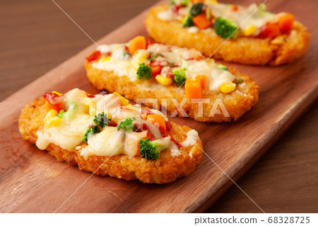 Baked cheese hash potatoes 68328725
