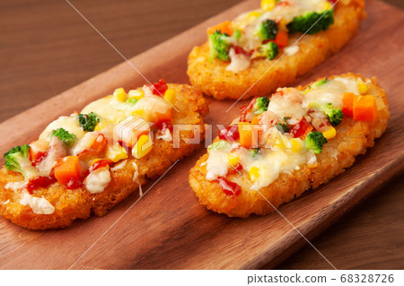 Baked cheese hash potatoes 68328726