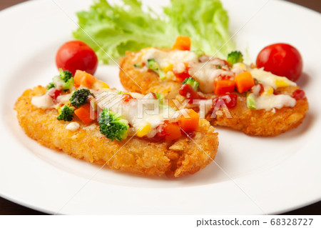 Baked cheese hash potatoes 68328727